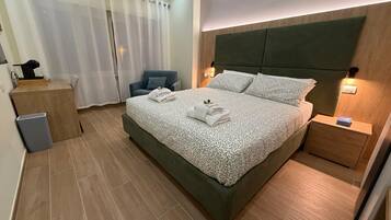 Dobbeltrom – premium, byutsikt | Safe på rommet, blendingsgardiner og strykejern/-brett