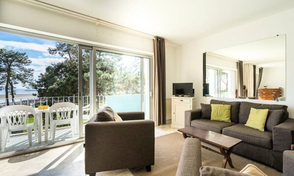 Living area - Apartment in Carnac With Sea View Balcony (Carnac)