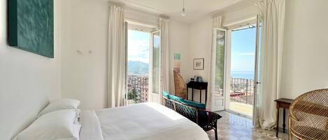 Työpöytä, silitysrauta/-lauta, ilmainen Wi-Fi, vuodevaatteet