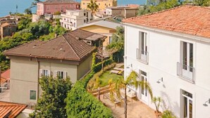 A residential area with houses, a courtyard, and a view of the sea. - Villa Ipomea - Cielo & Terra (Salerno)