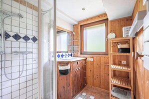 Shower, hair dryer, towels, soap - Cosy, quiet apartment. (Praz-sur-Arly)