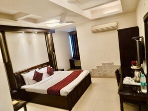 Desk, free WiFi - Hotel Clark Heights (Delhi)