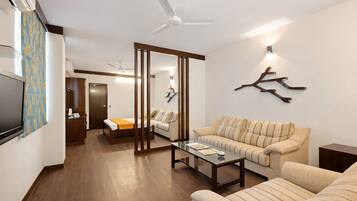 Studio suite | Een bureau, gratis wifi