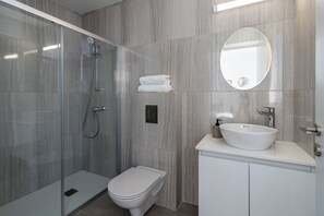 Apartamento, 2 quartos, cozinha, vista para a cidade | Banheiro | Chuveiro, chuveiro com efeito de chuva, produtos de toalete grátis 