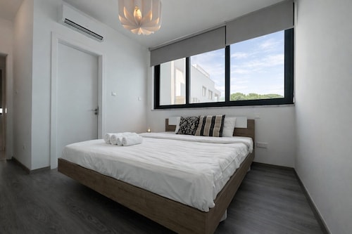 Taupe 2-BR Apt. & Balcony in Larnaca