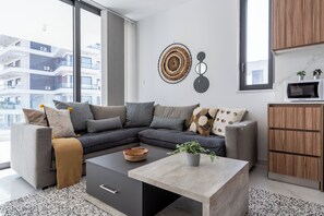 Apartamento, 2 quartos, cozinha, vista para a cidade | Área de estar | Smart TV, Netflix, serviços de streaming