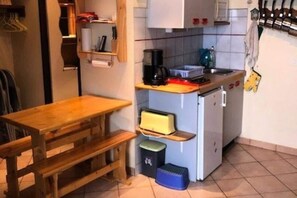 冷蔵庫、電子レンジ、オーブン、コンロ