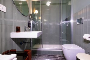 Articles de toilette gratuits, sèche-cheveux, chaussons