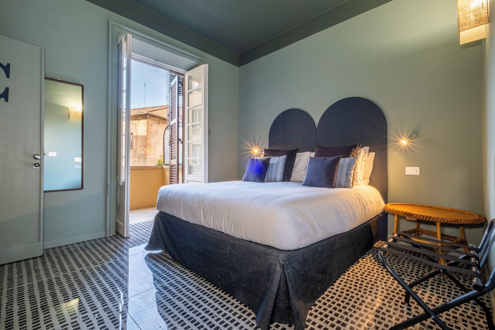 Safe på rommet, skrivebord, blendingsgardiner og strykejern/-brett