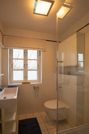Shower - Apartment 'Friesenhaus Liebesallee No 6' with Shared Garden, Balcony and Wi-Fi (Pellworm)