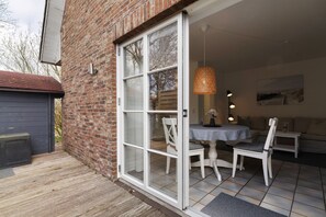 Outdoor dining - Apartment 'Friesenhaus Liebesallee No 6' with Shared Garden, Balcony and Wi-Fi (Pellworm)