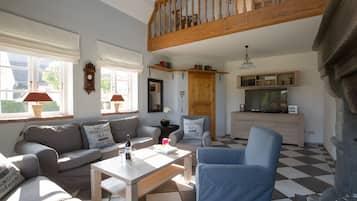 Fernseher, Kamin, DVD-Player