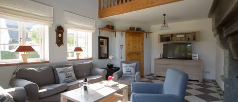 Fernseher, Kamin, DVD-Player