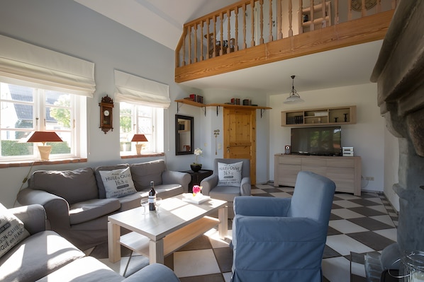 Fernseher, Kamin, DVD-Player