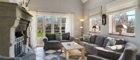 Télévision, cheminée, lecteur de DVD