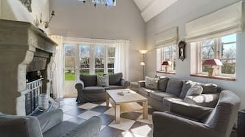 Fernseher, Kamin, DVD-Player