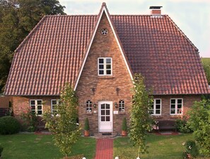 Exterior - Apartment 'Friesenhaus Liebesallee No 6' with Lake View, Shared Garden and Wi-Fi (Pellworm)