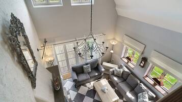 Fernseher, Kamin, DVD-Player