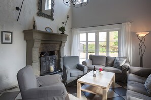 Fernseher, Kamin, DVD-Player