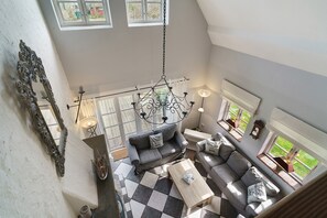 Een televisie, een open haard en een dvd-speler