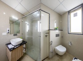 Chambre Supérieure | Salle de bain | Chaussons, serviettes fournies