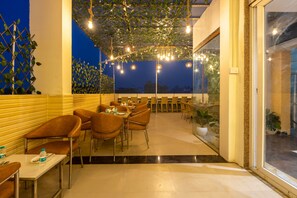 Cafe - Hotel Ginger Plaza by ASPL (Noida)