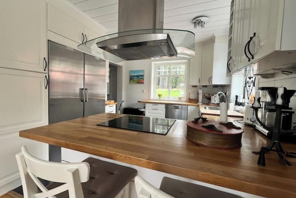 Mikrobølgeovn, ovn, kokeplater og oppvaskmaskin