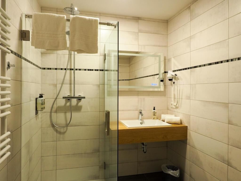 Standard-Doppelzimmer | Badezimmer | Dusche, kostenlose Toilettenartikel, Haartrockner, Handtücher