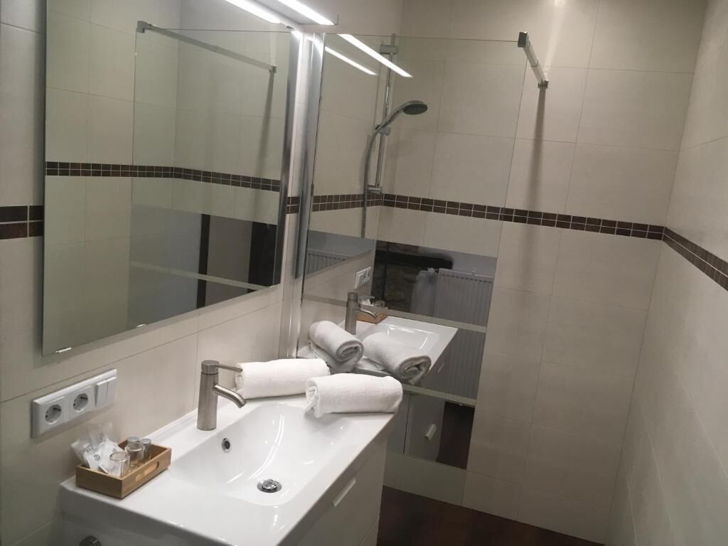 Studio | Bathroom | Shower, free toiletries, hair dryer, towels