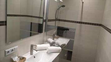 Studio | Bilik Mandi | Pancuran mandi, kelengkapan dandanan diri percuma, pengering rambut