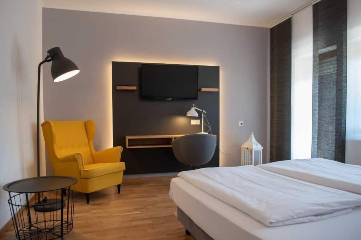 Studio | Peralatan tempat tidur hipoalergenik, meja, langsir/tirai gelap terus