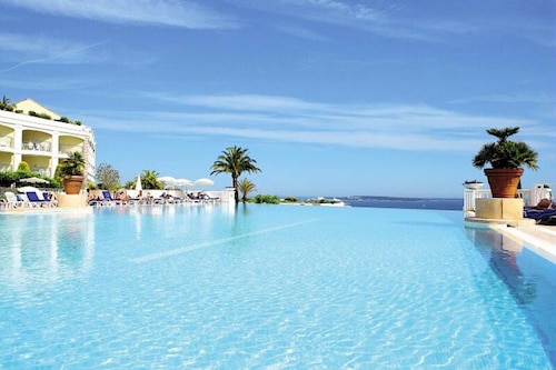 Villa in Cannes with Infinity Pool & Sea Views