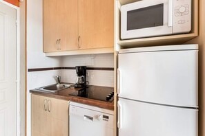 Fridge, microwave, stovetop, dishwasher - Cannes Villa Francia by Maeva Home (Cannes)