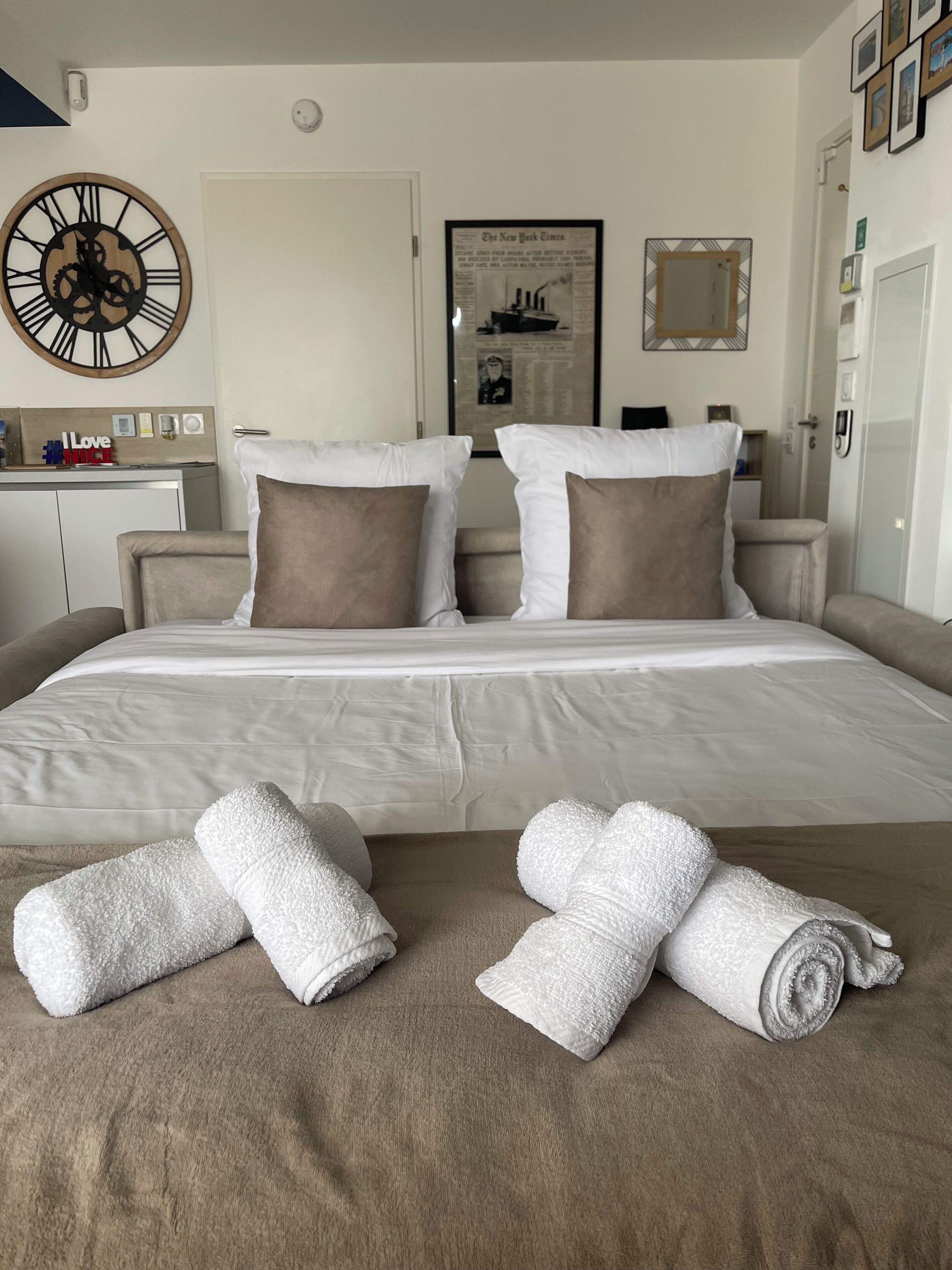 2 chambres, bureau, fer et planche à repasser, lit parapluie