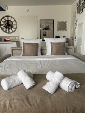 2 slaapkamers, een bureau, een strijkplank/strijkijzer, reisbedje