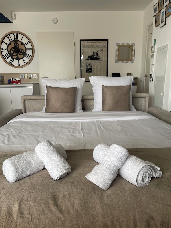 2 Schlafzimmer, Schreibtisch, Bügeleisen/Bügelbrett, Reisekinderbett