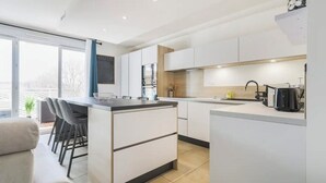 Coffee/tea maker, fridge, microwave, oven - Q&R Renting- Apartments and Suites- Parking AC Mer (Nice)