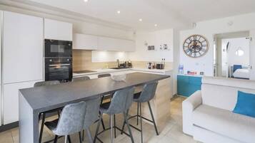 Réfrigérateur, micro-ondes, four, plaque de cuisson