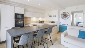 Een koelkast, een microgolfoven, een oven, een kookplaat