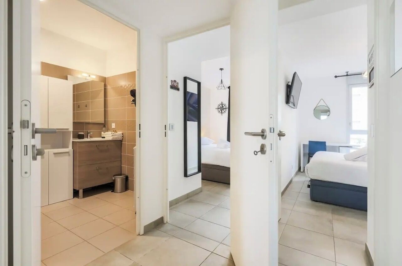 2 chambres, bureau, fer et planche à repasser, lit parapluie