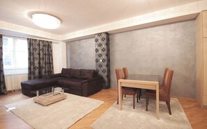 TV - Boho 2-Bedroom Apartment in Strong Center with Private Garage (Beograd)
