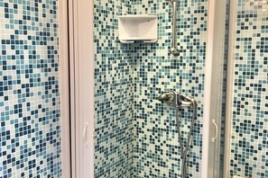 Shower, bidet, towels - Charming 28 sq m studio apartment.Comprising a kitchenette separate from the sleeping area, a bedroom with a double bed or two single beds, and a private bathroom with a shower, bidet, and hairdryer. The apartment also features an outdoor space with a se (Stintino)