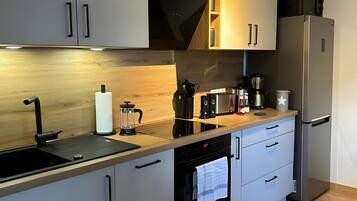 Geladeira, micro-ondas, fogão, cooktop