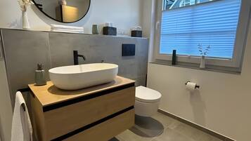 Dusche, Haartrockner, Handtücher