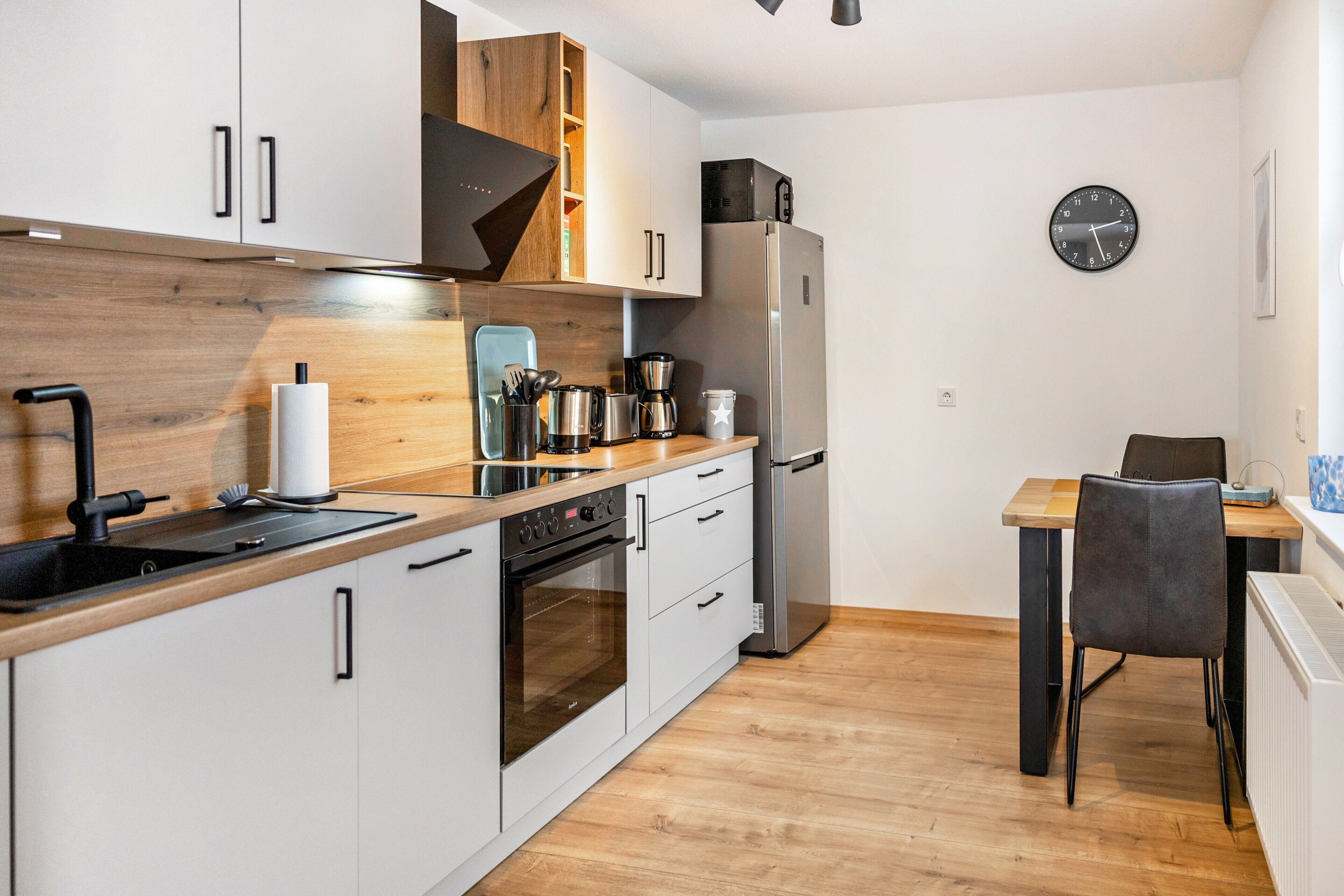 Kühlschrank, Mikrowelle, Ofen, Herdplatte