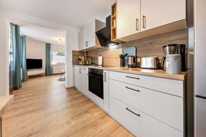 Frigorífico, microondas, horno y placa de cocina