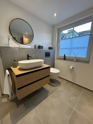 Dusche, Haartrockner, Handtücher