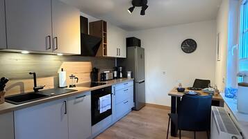 Kühlschrank, Mikrowelle, Ofen, Herdplatte