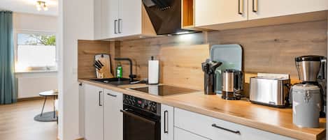 Réfrigérateur, four à micro-ondes, un four, surface de cuisson