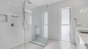 Shower, towels - Reflections on Phoenix (BONGAREE)